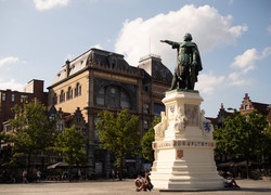 Statue of Jacob van Artevelde in front of the Vrijdagmarkt, Ghent